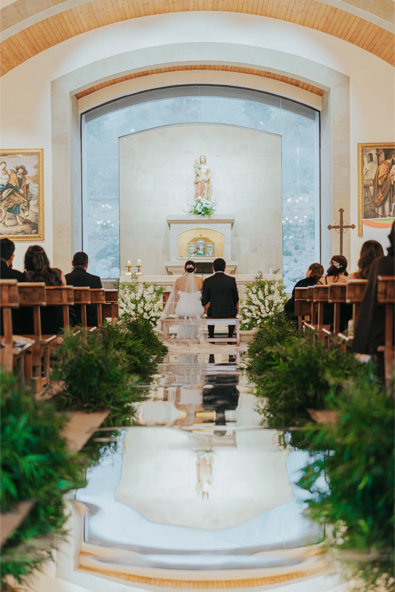 Boda Exequiel y Mireya, ceremonia religiosa con camino de espejo y arreglos florales blancos