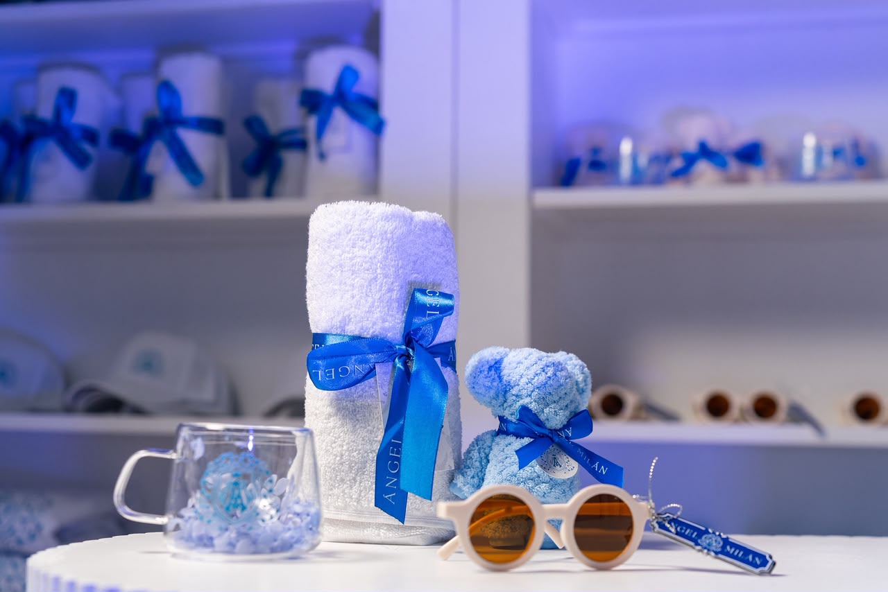 Souvenirs de toalla y osito con cinta azul y lentes personalizados