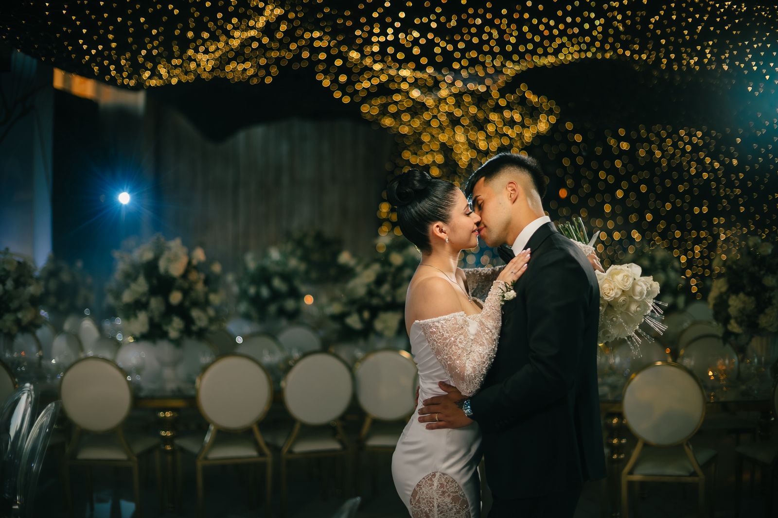 Boda Jael y Alexander, novios bajo un cielo de luces doradas