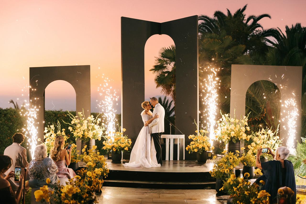Boda Rosa y Daniel, ceremonia al atardecer con arcos y pirotecnia