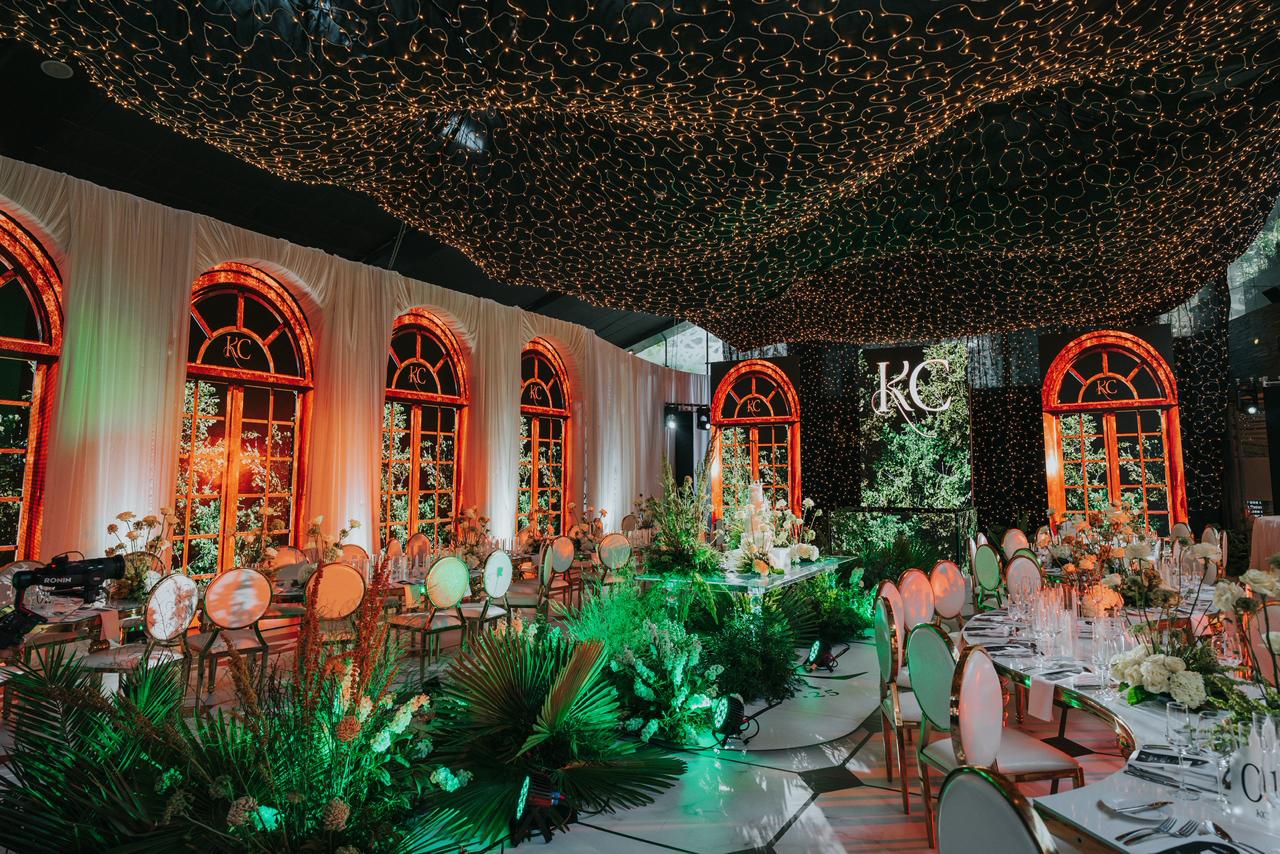 Boda Carlos y Keila, salón con monograma KC e iluminación de ambiente