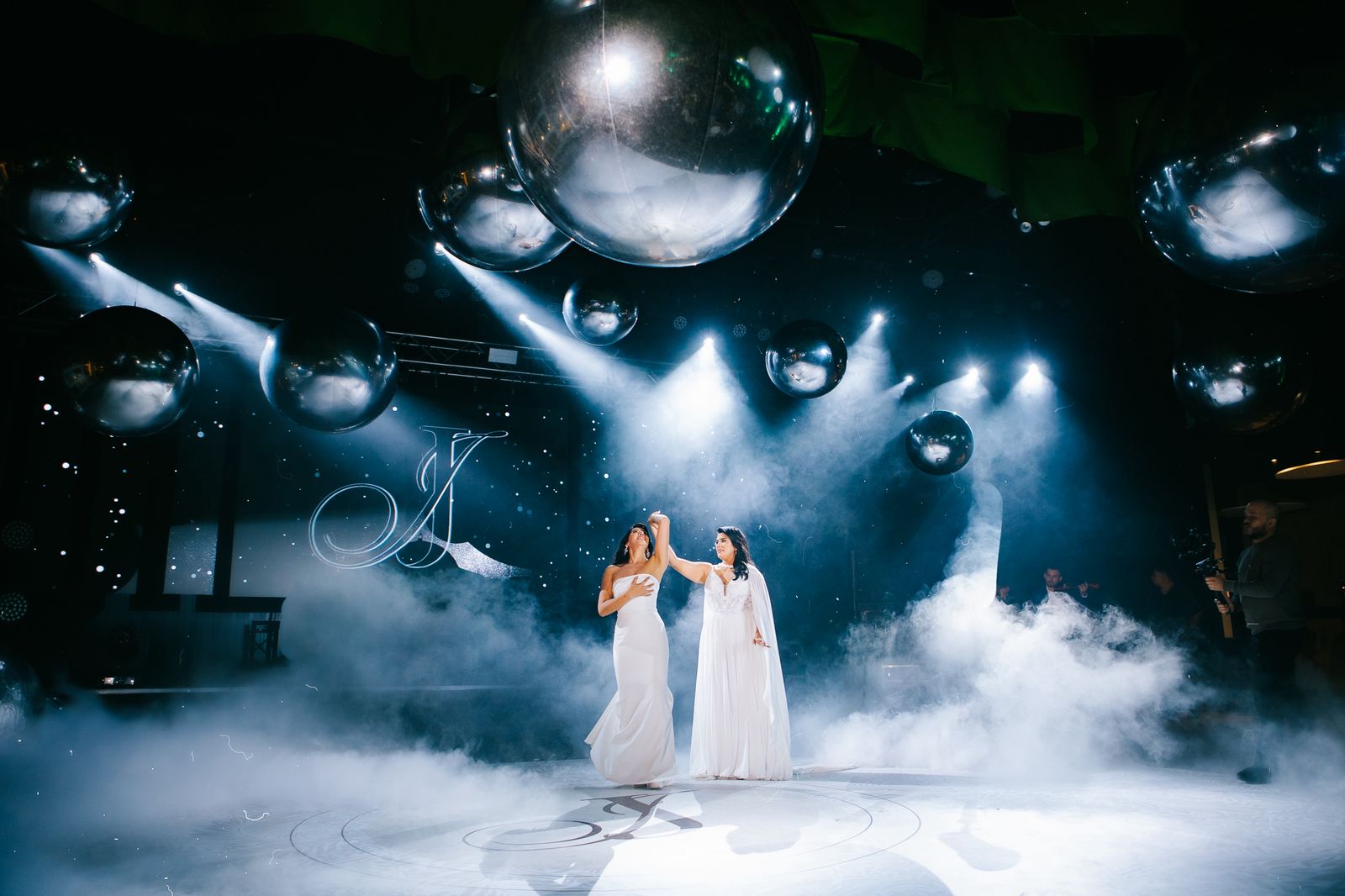 Boda Javiera y Janis, primer baile entre esferas espejadas y humo